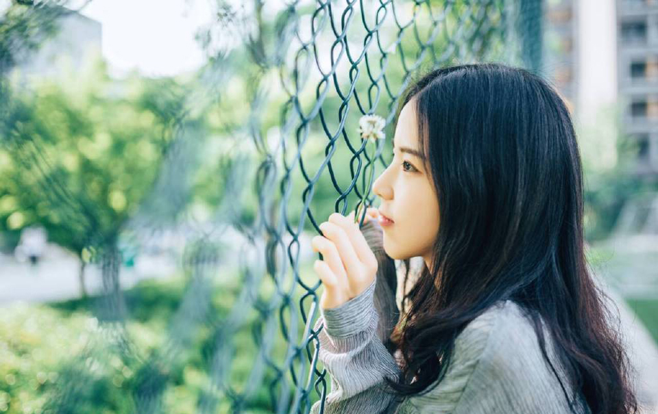 “先生上座。”默契达成，接下来的气氛，自然进入到一种友好的氛围之中。